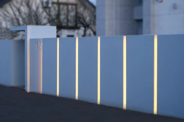 12-3.webp Mur ogrodzeniowy z betonu architektonicznego LAMPA LED