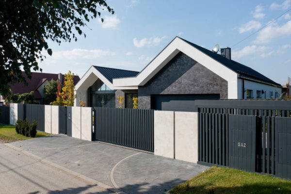 mur_realizacja_dom_1 Mur ogrodzeniowy z betonu architektonicznego (100 cm szerokości)